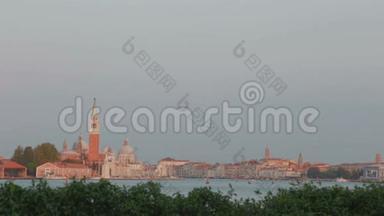 风景如画、色彩斑斓的建筑海洋日出夏季清晨意大利威尼斯城市景观